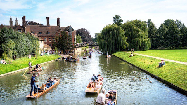 2014年夏,返台探親。點數旅行給了研究生路過英國的機會。撐起長篙,望向蔚藍天空,試著感受徐志摩寫下《再見康橋》時的尋夢心情。(攝於劍橋大學)