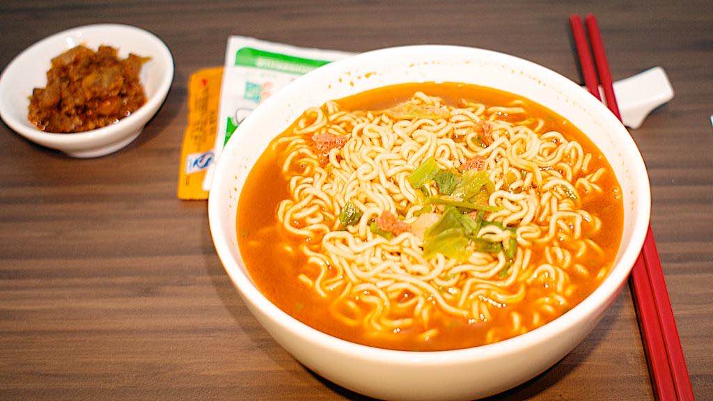 國航頭等艙宵夜沒有標準的夜食,於是研究生點了一晚泡麵吃