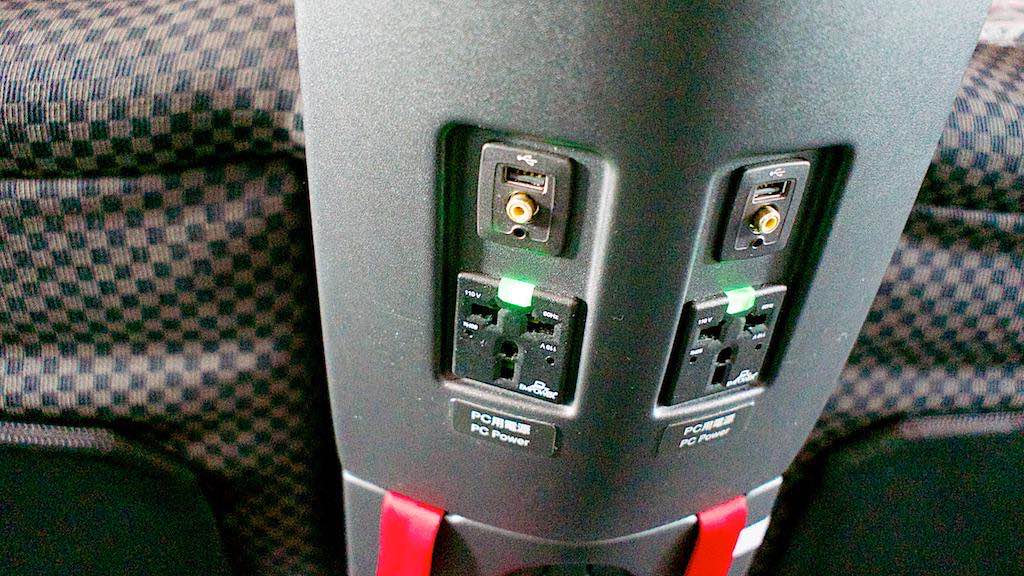 每個座位都有附充電插座,還有很復古的AV端子影像輸入