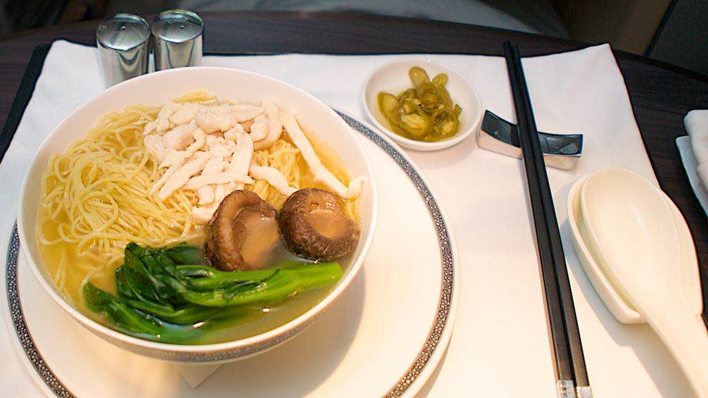 新航新一代頭等艙宵夜輕食雞肉高湯麵