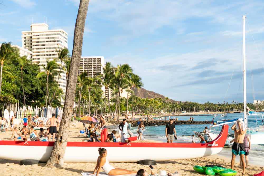 Waikiki 海灘的日常，和加州運來的沙 （研究生的點數旅行筆記）