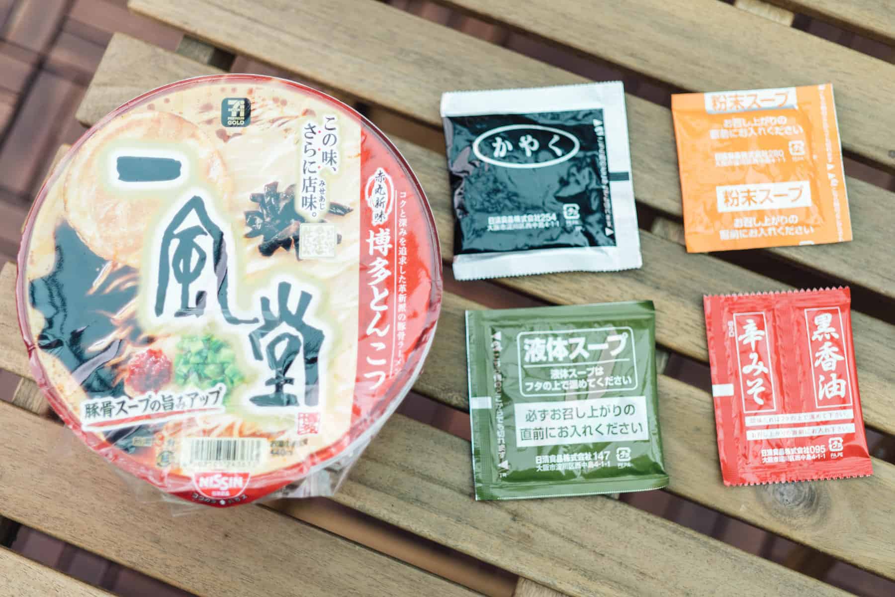 一風堂的泡麵因為有肉片，要拿出才能入境。圖中肉片已經被取走（研究生的點數旅行筆記）