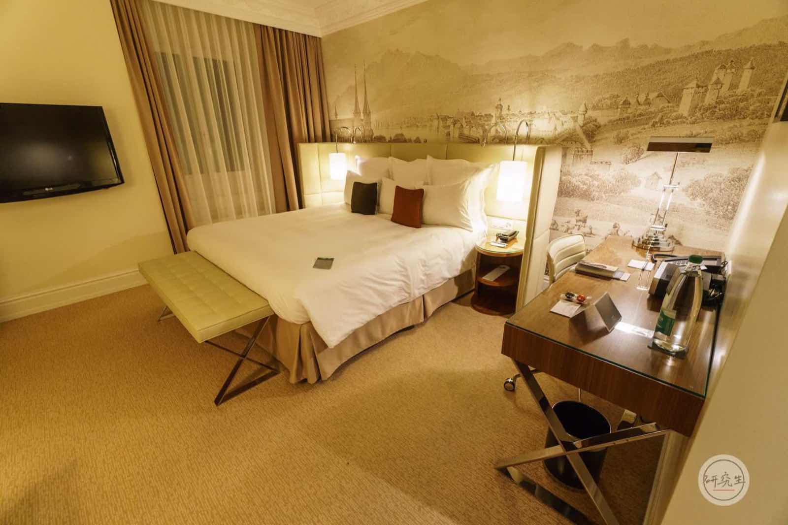 琉森萬麗飯店套房 (Junior Suite King Bed)床及辦公區｜研究生
