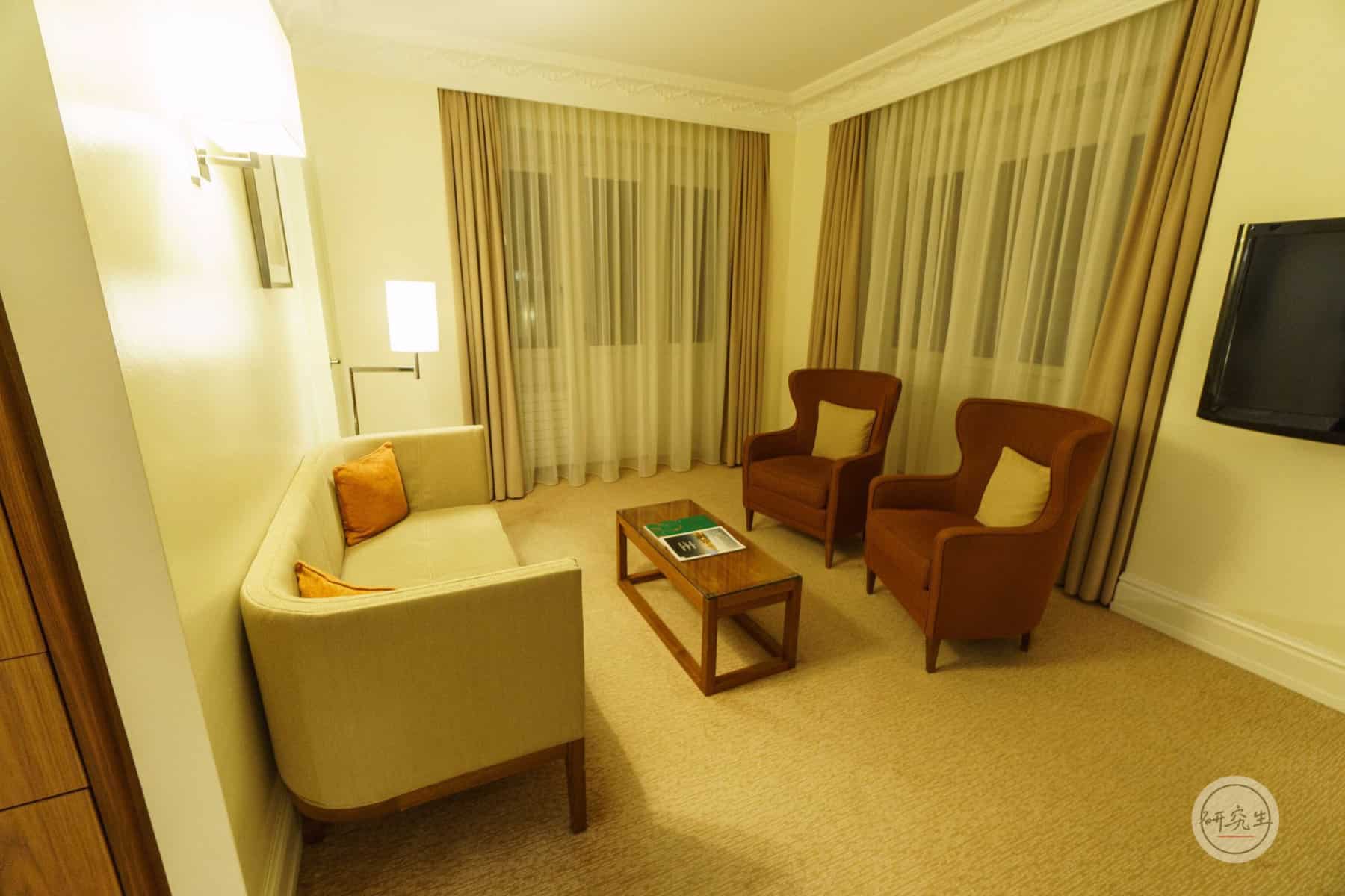 琉森萬麗飯店套房 (Junior Suite King Bed)沙發區｜研究生