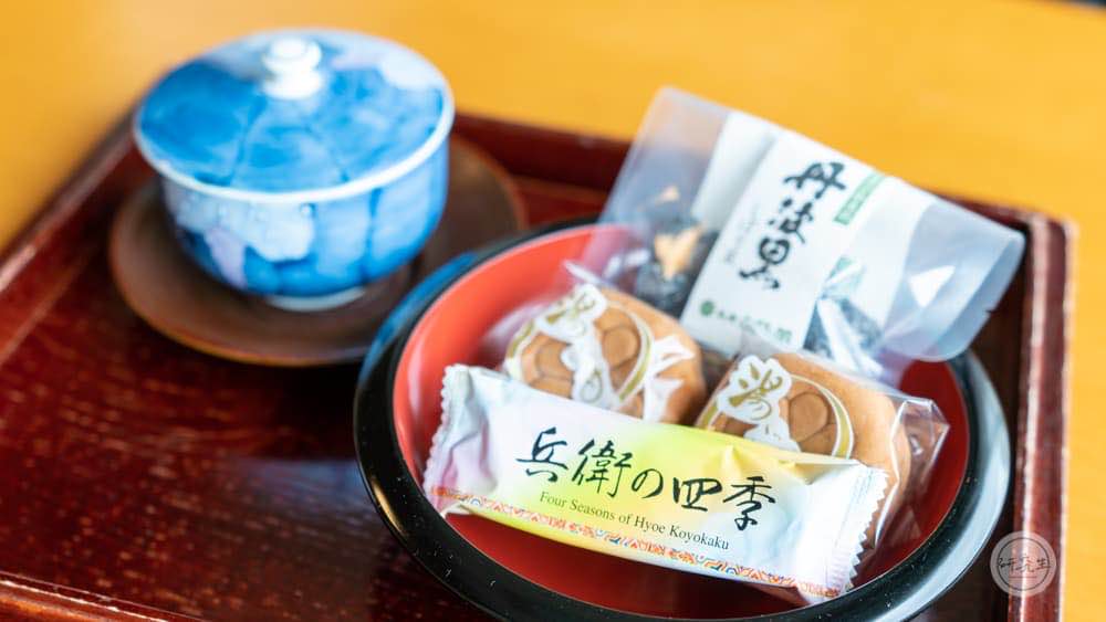 一進房間桌上就放了一組迎賓茶點 服務人員也馬上泡了茶來（有馬溫泉・兵衛向陽閣｜研究生）