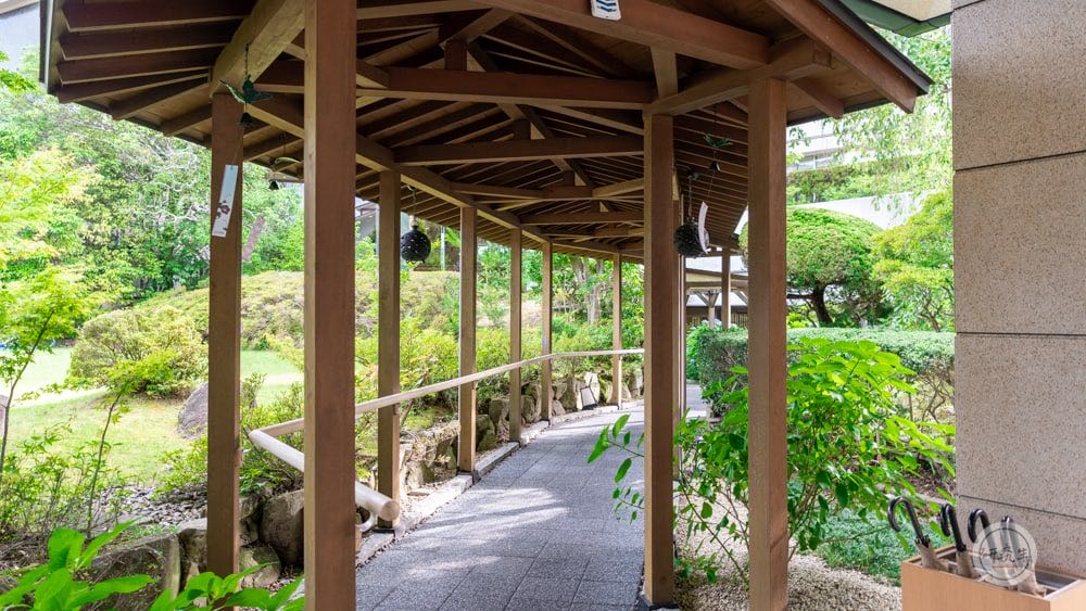 要前往足湯的路上 有個戶外長廊 兩旁有庭園造景和盛開的花（有馬溫泉・兵衛向陽閣｜研究生）