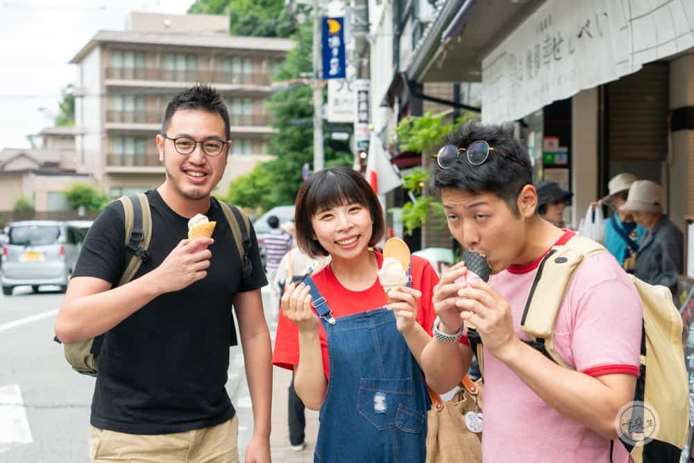 跟上田夫婦一起吃有馬溫泉最有名的碳酸仙貝霜淇淋｜研究生