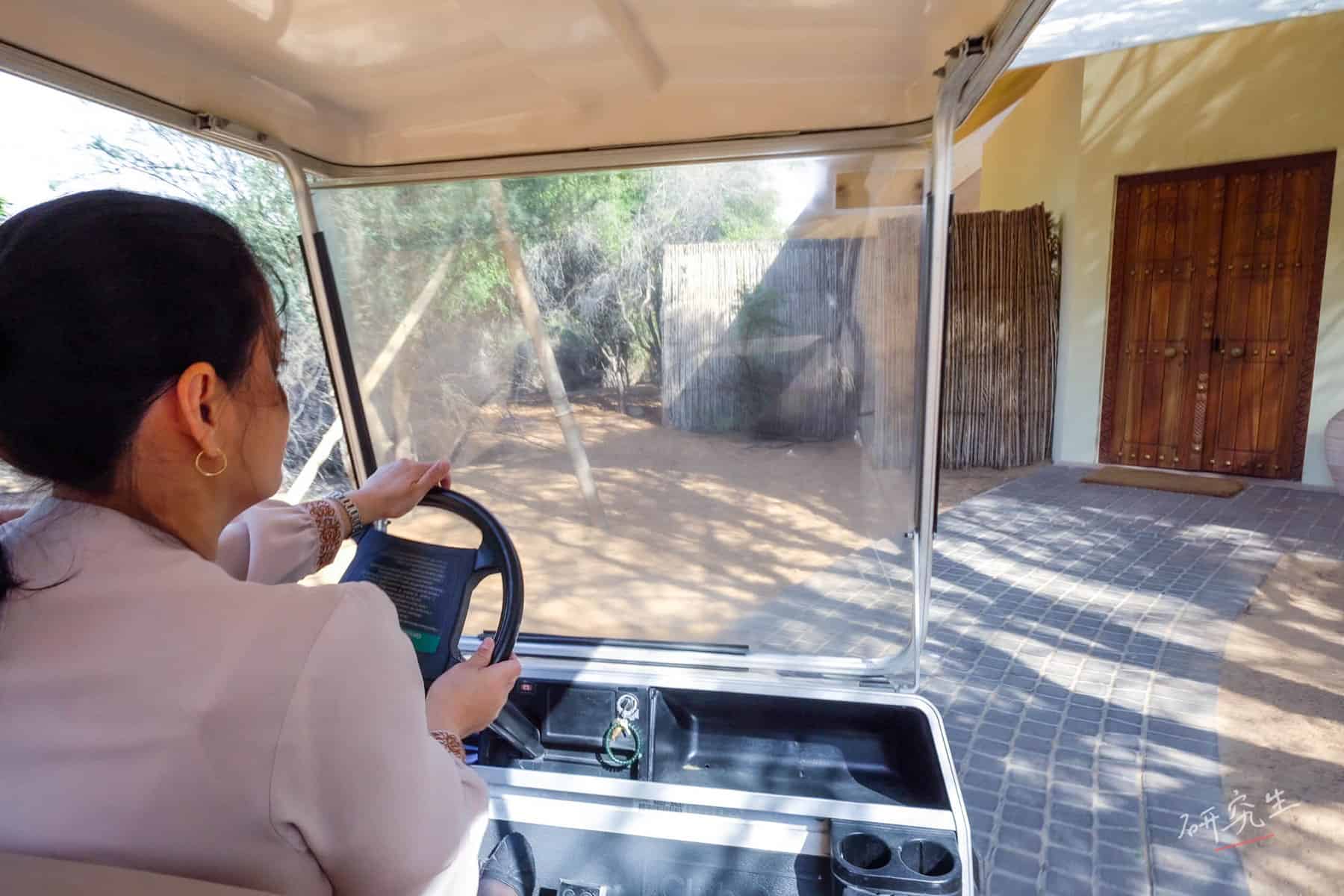 高爾夫球車從大廳街送到房間 / Al Maha 沙漠羚羊飯店|研究生的點數旅行筆記