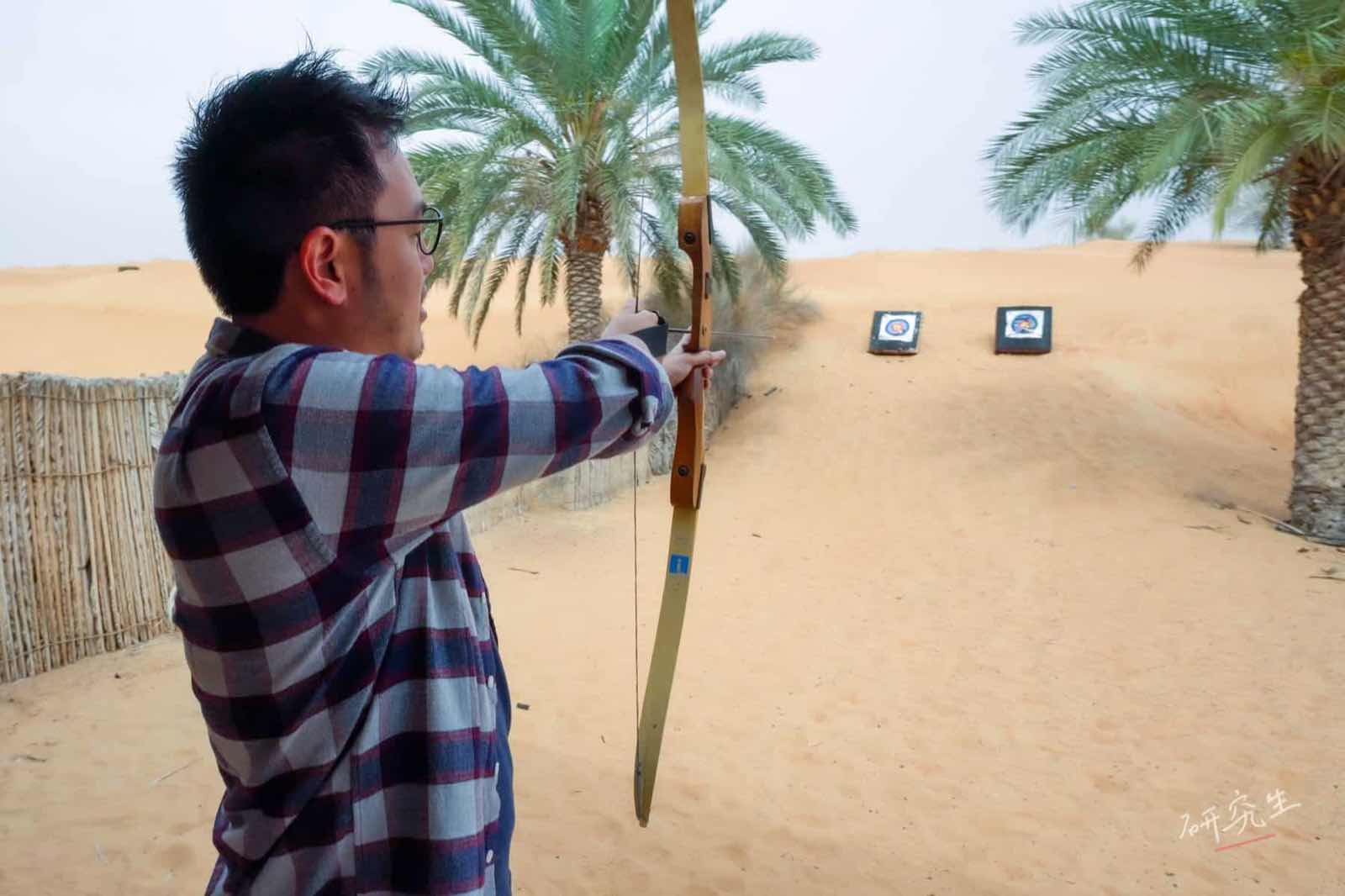 我拉了好久才勉強能裝氣勢照相/ Al Maha 沙漠羚羊飯店