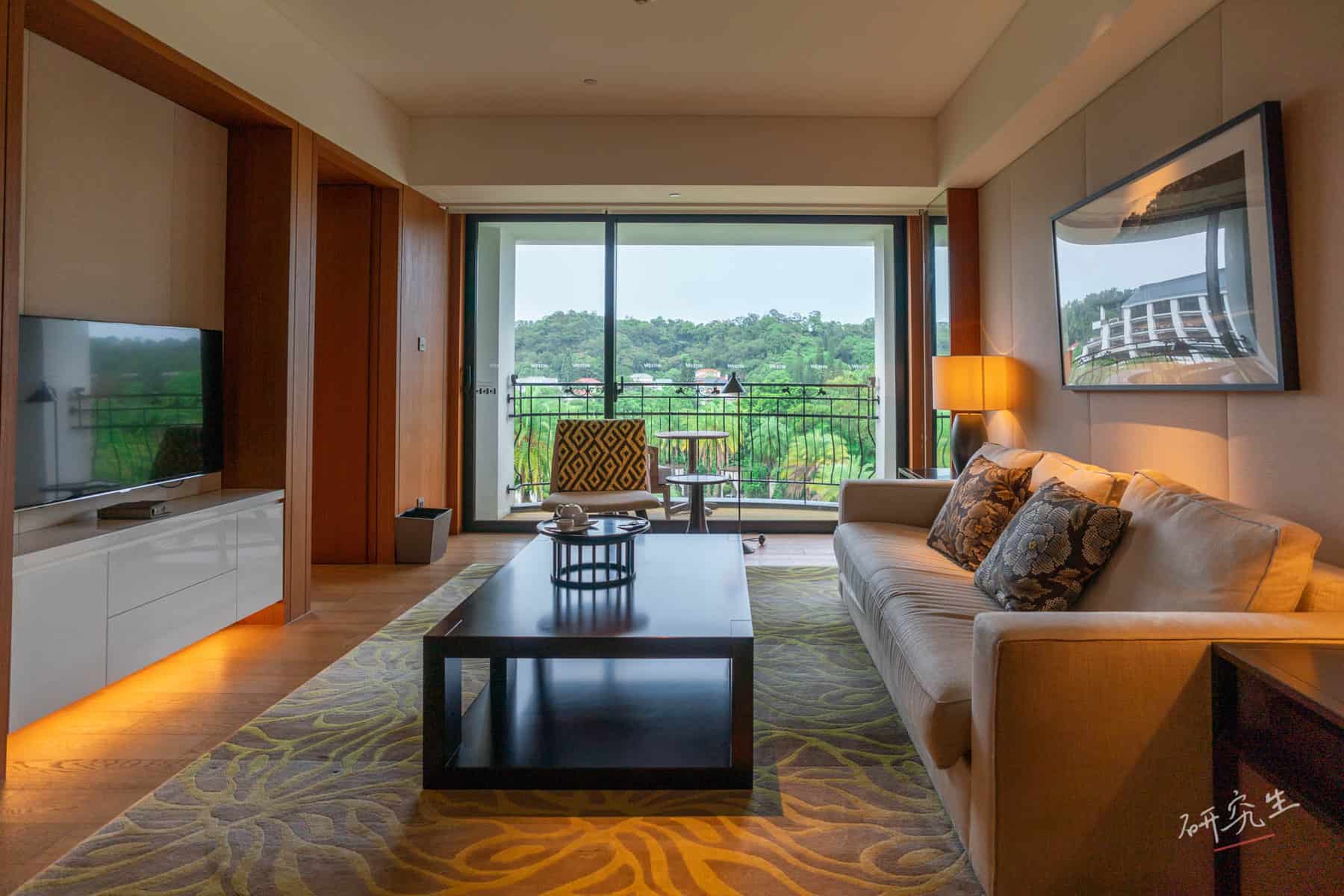 客廳旁邊的落地窗外,也是綠油油的園景|大溪威斯汀 (Westin Tashee)