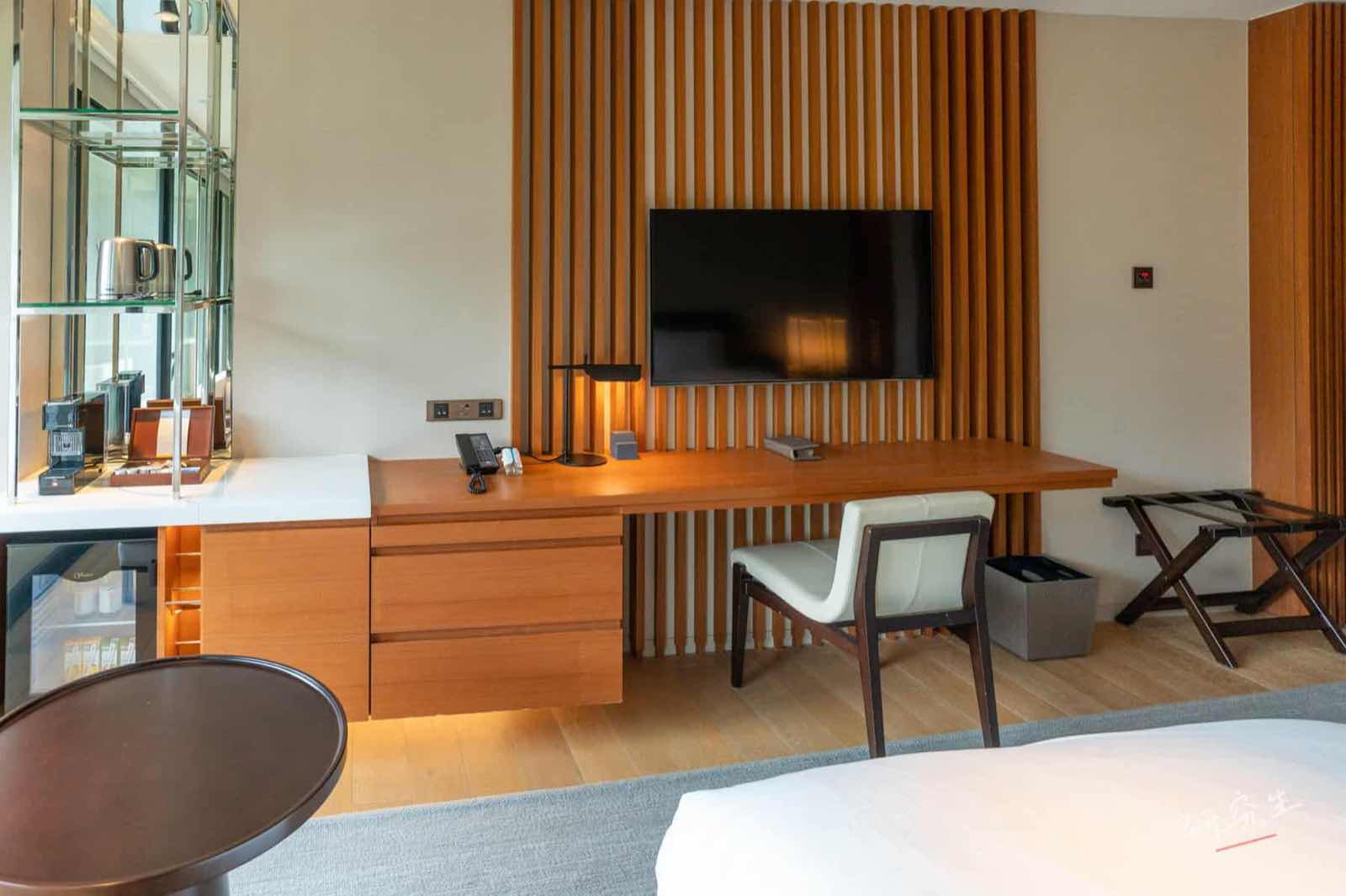 辦公區域直接在電視下面,可以一邊 Staycation 一邊看電視|大溪威斯汀 (Westin Tashee)