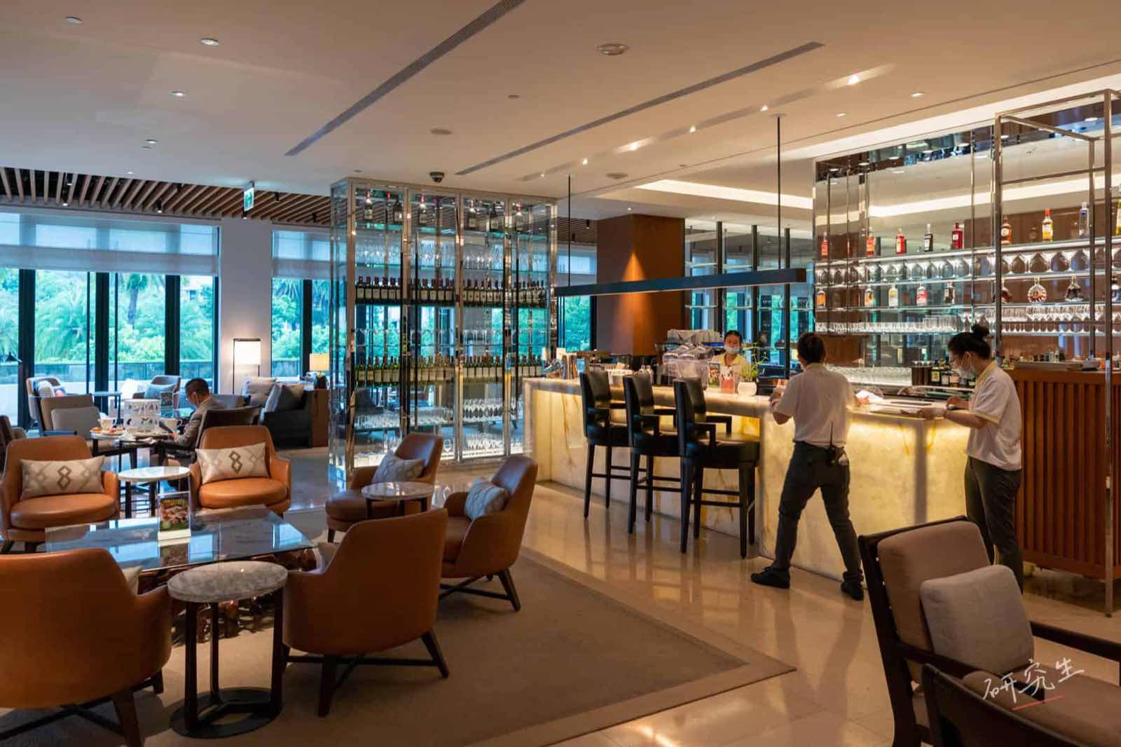 大廳的吧台,放了很多的酒|大溪威斯汀 (Westin Tashee)